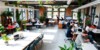 Espace de coworking moderne avec personnes au travail.