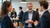 Entrepreneurs discutant lors d'un événement de réseautage en Belgique.
