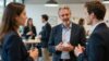 Entrepreneurs discutant lors d'un événement de réseautage en Belgique.