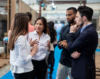 Professionnels B2B connectant et collaborant dans une salle de conférence.