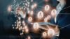 Personnes connectées dans un bureau moderne.