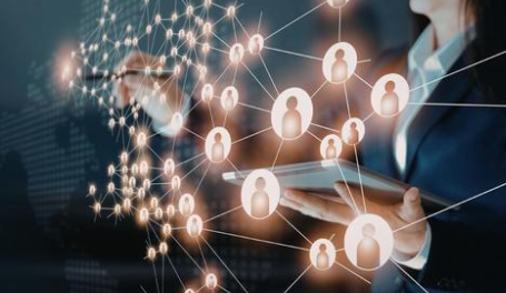 Personnes connectées dans un bureau moderne.