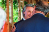 Entrepreneurs discutant et se serrant la main dans un espace de coworking.