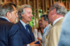 Professionnels discutant dans une salle de réunion moderne.