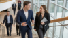 Jeunes entrepreneurs connectant dans un espace de coworking moderne.