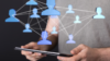 Le networking intergénérationnel : pourquoi jeunes fondateurs et dirigeants expérimentés gagnent à se rencontrer