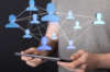 Le networking intergénérationnel : pourquoi jeunes fondateurs et dirigeants expérimentés gagnent à se rencontrer